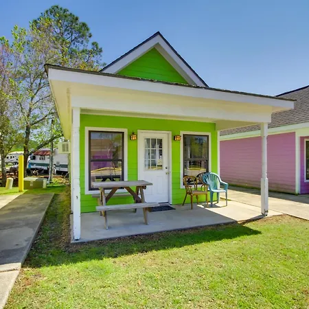 Charming Biloxi Studio With Community Pool And Lake!